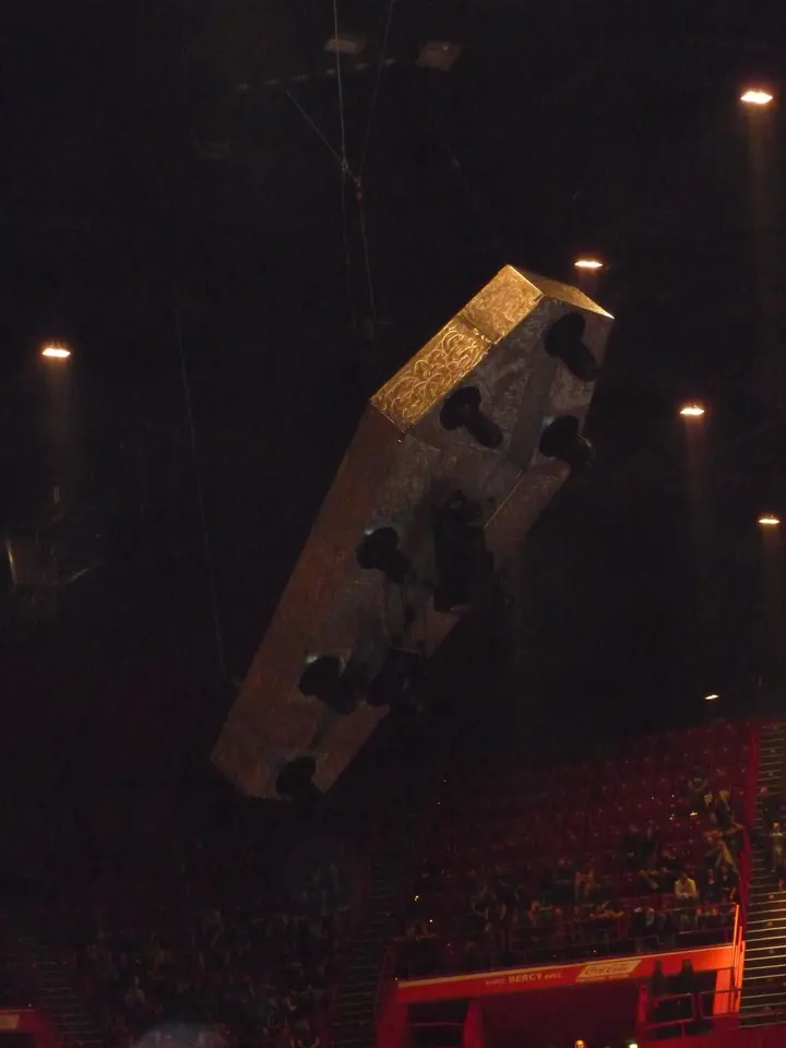 Les cercueils lumineux suspendus au plafond