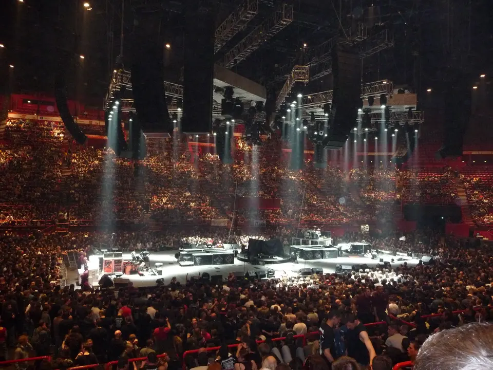 Bercy plein, scène centrale avant le show