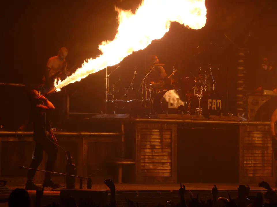 Le guitariste crache des flammes