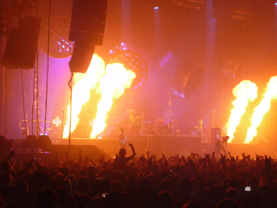Flammes géantes de chaque côté