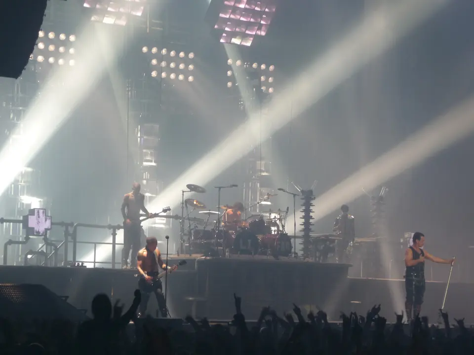 Le groupe au complet sous les projecteurs