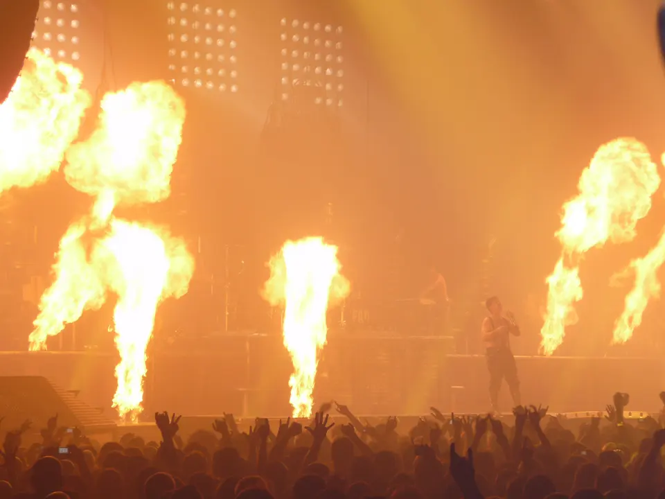 Mur de flammes, le Zénith s'embrase