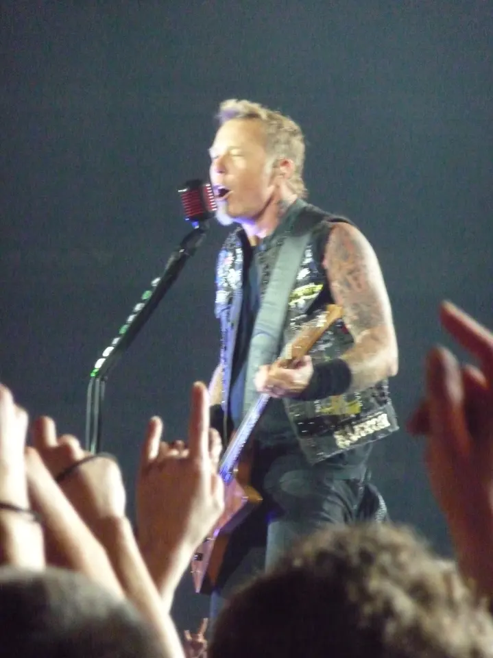 Hetfield au-dessus des cornes levées
