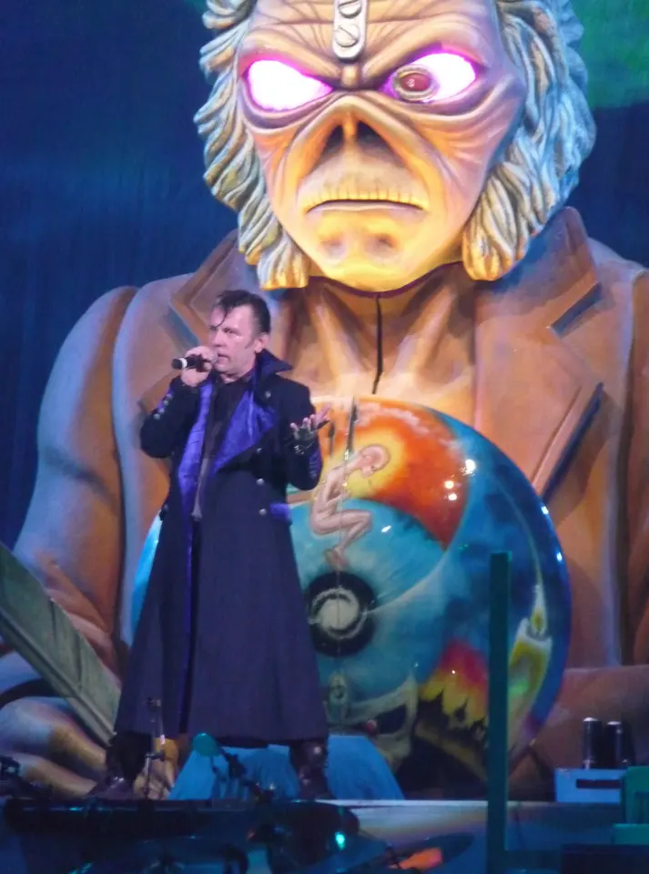 Bruce Dickinson en redingote devant Eddie