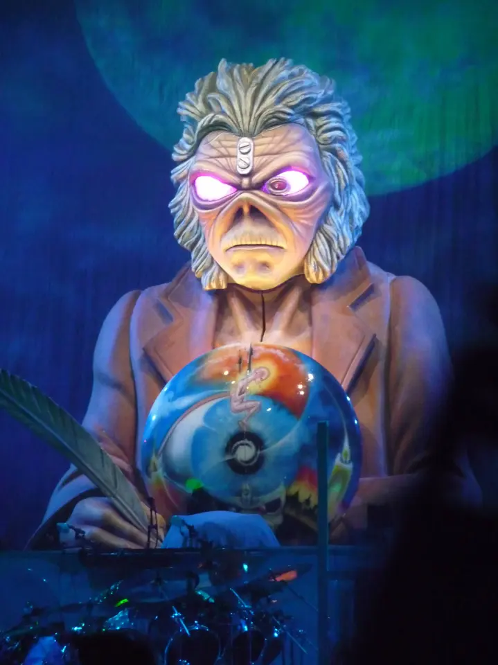 Eddie et sa boule de cristal