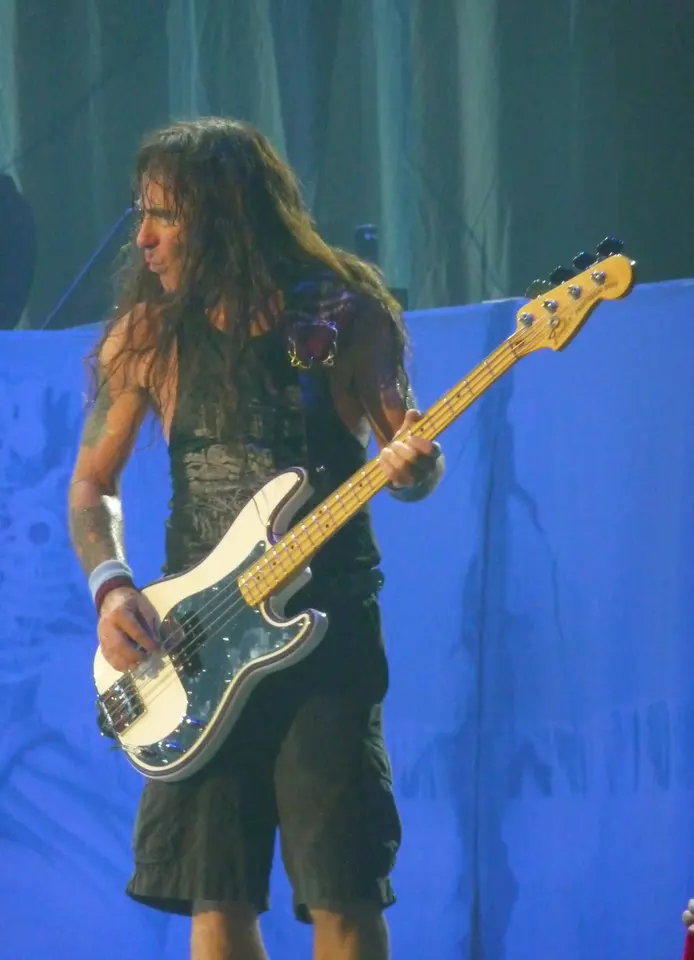 Steve Harris sous la lumière bleue