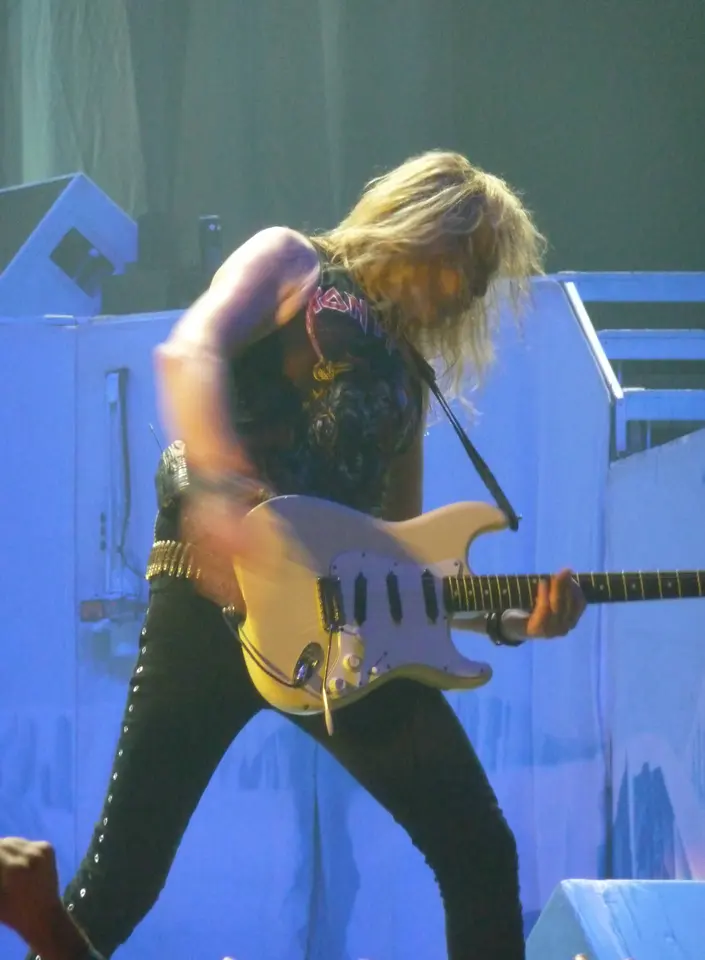 Cheveux au vent, Strat en main