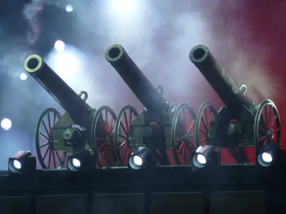 Les trois canons prêts à saluer