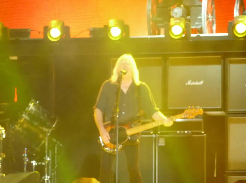 Cliff Williams, basse et chœurs