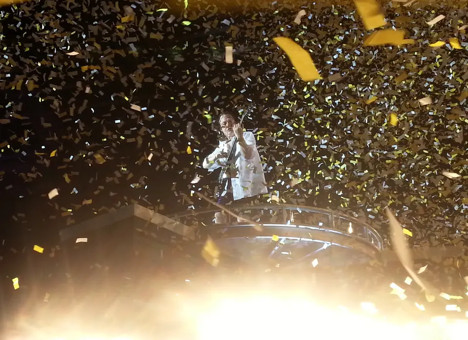 Angus sous une pluie de confettis