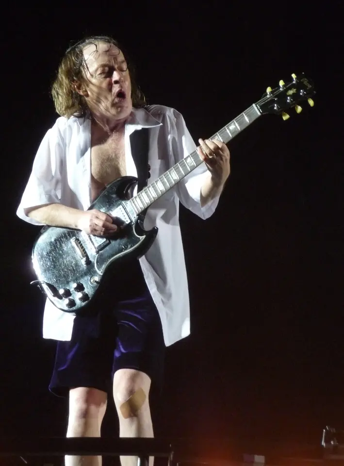 Angus Young, chemise ouverte, en transe