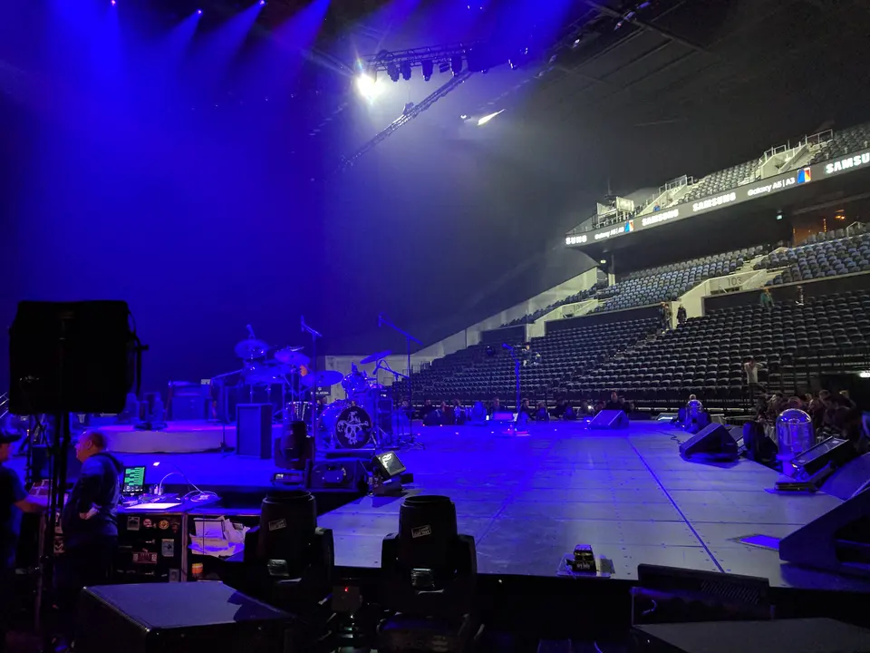 L'arène encore vide, scène au centre