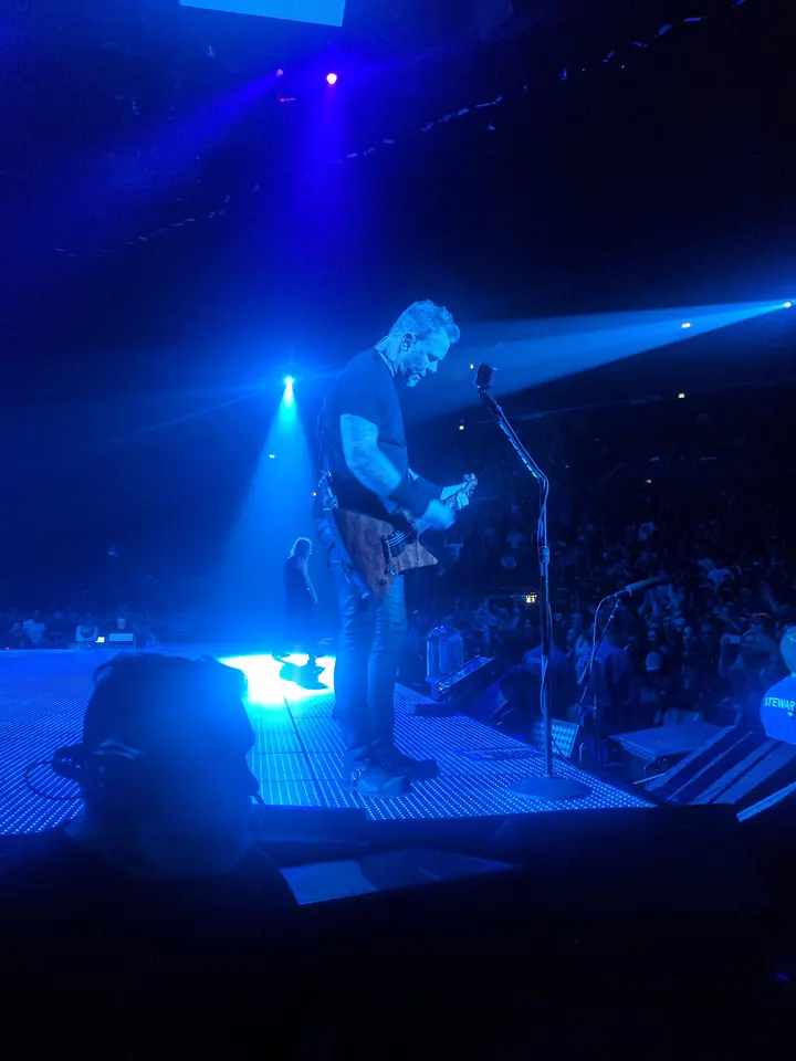 Bain de lumière bleue sur la scène