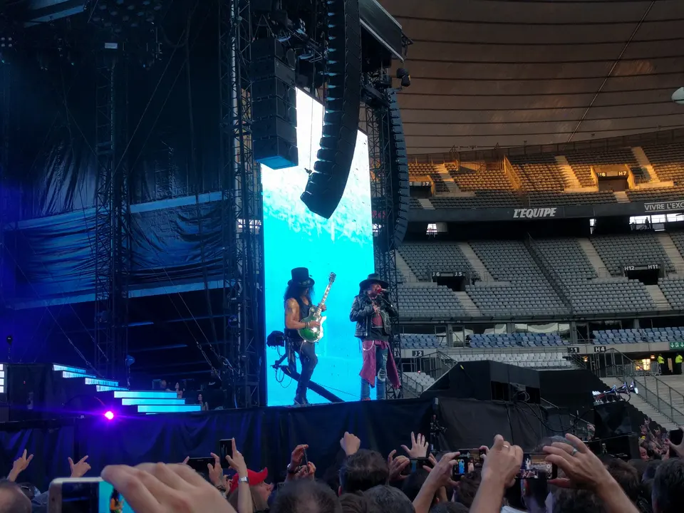 Slash et Axl sous les lumières bleues