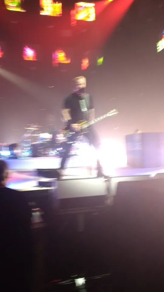 Fumée et lumières, Hetfield en mouvement