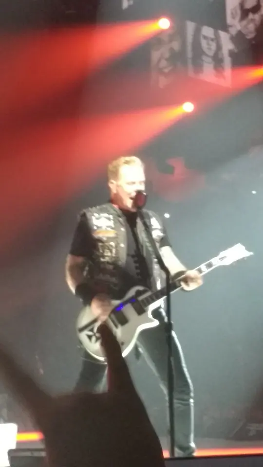 Hetfield sous les projecteurs rouges