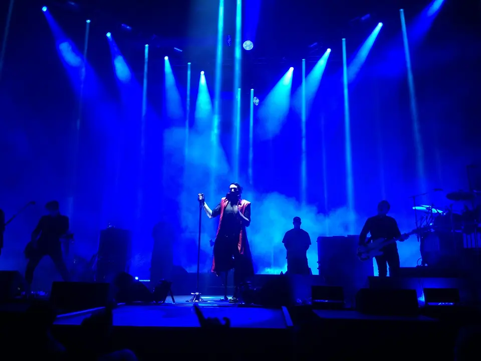Bain de lumière bleue sur Bercy