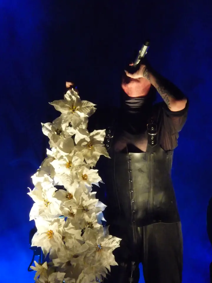 Corset noir et bouquet de fleurs