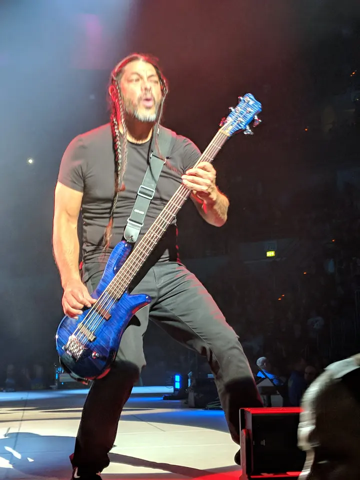 Robert Trujillo, basse bleue en avant