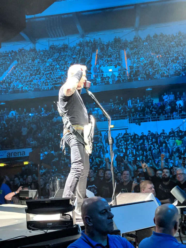 Hetfield face aux gradins pleins