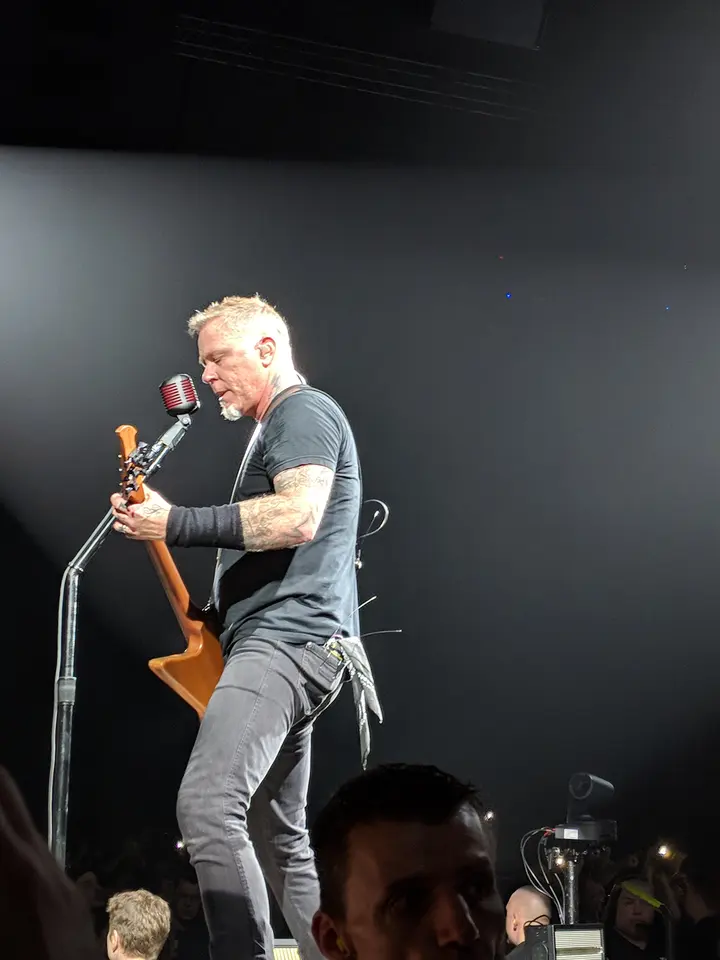Hetfield au micro, Explorer blanche