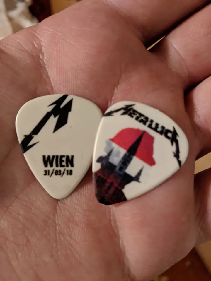 Deux médiators WIEN 31/03/18 !
