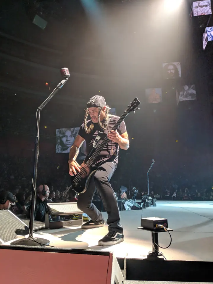 Robert Trujillo, basse en avant