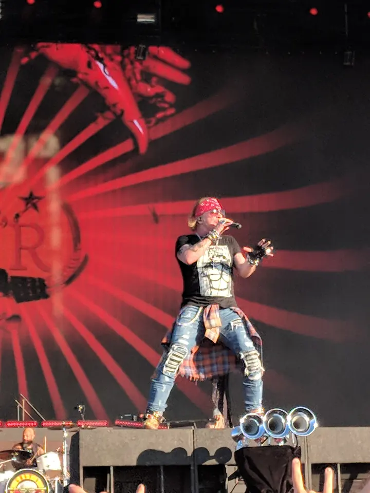 Axl sur fond rouge