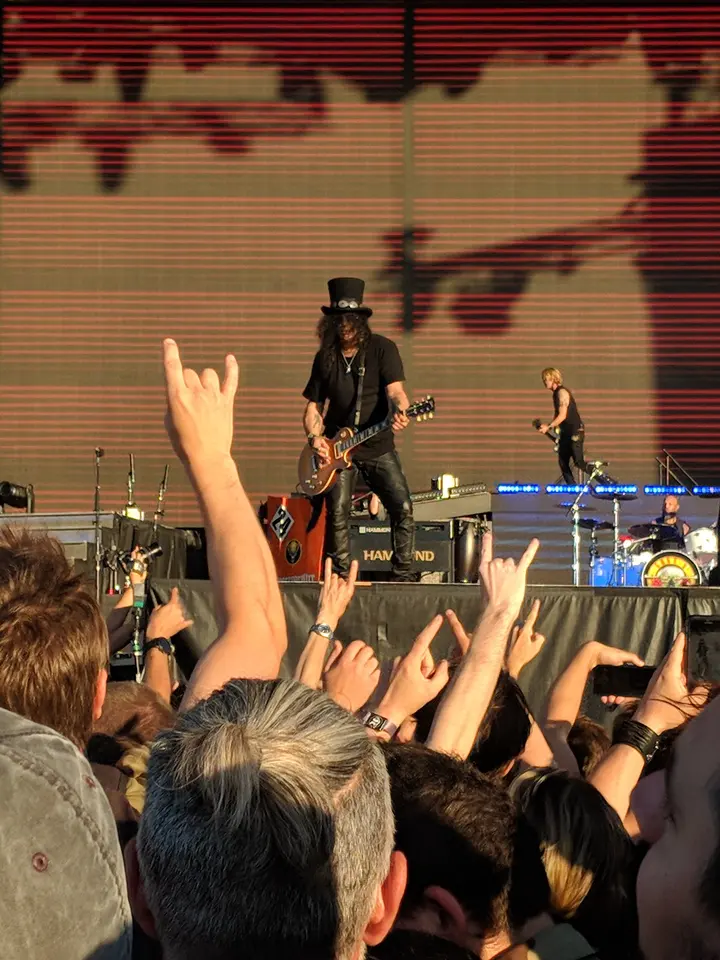 Cornes levées devant Slash