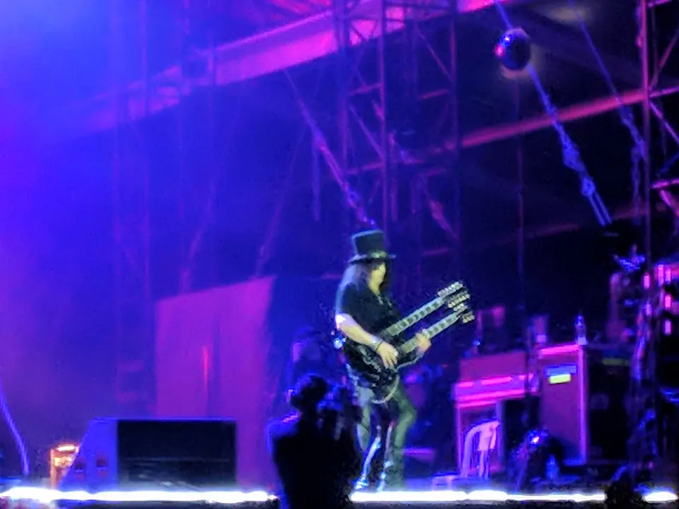 Slash sous les néons violets
