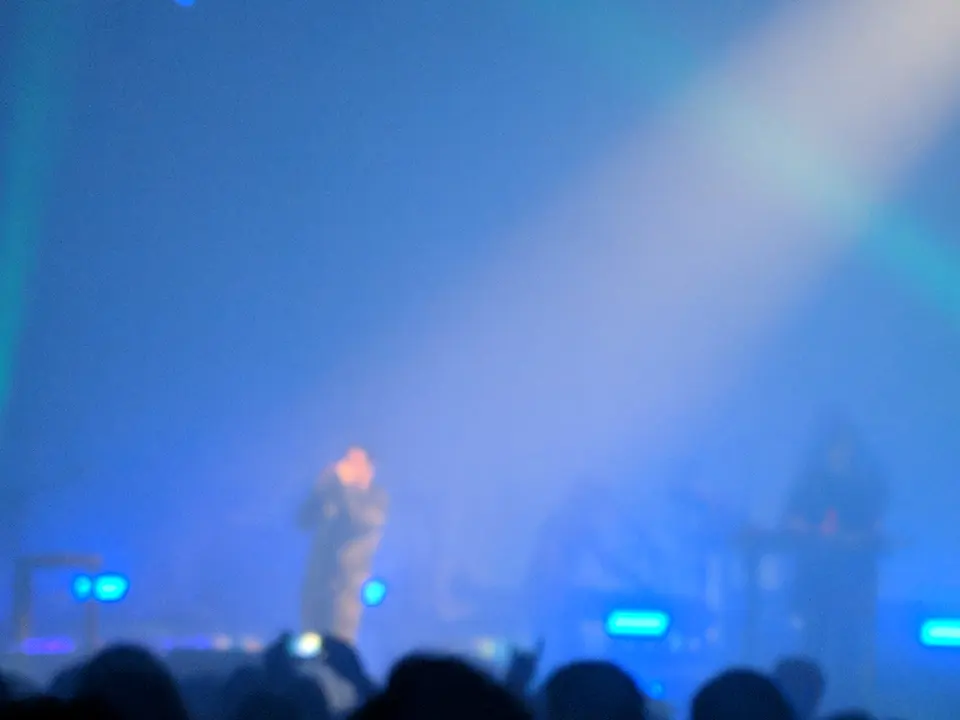 Bras levé dans le brouillard bleu