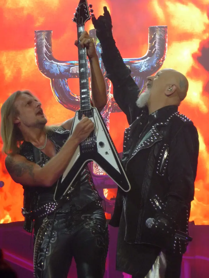 Richie Faulkner et Rob Halford, Flying V levée