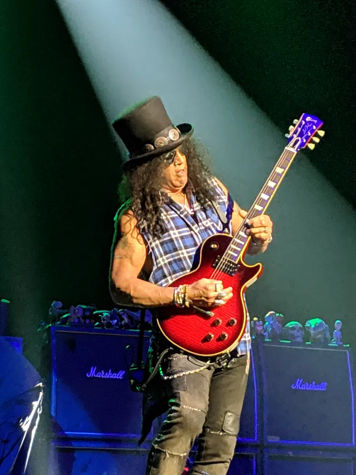Slash, haut-de-forme et Les Paul rouge