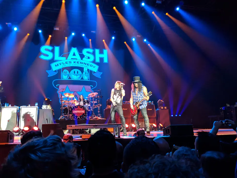Slash featuring Myles Kennedy and the Conspirators — Le Zénith