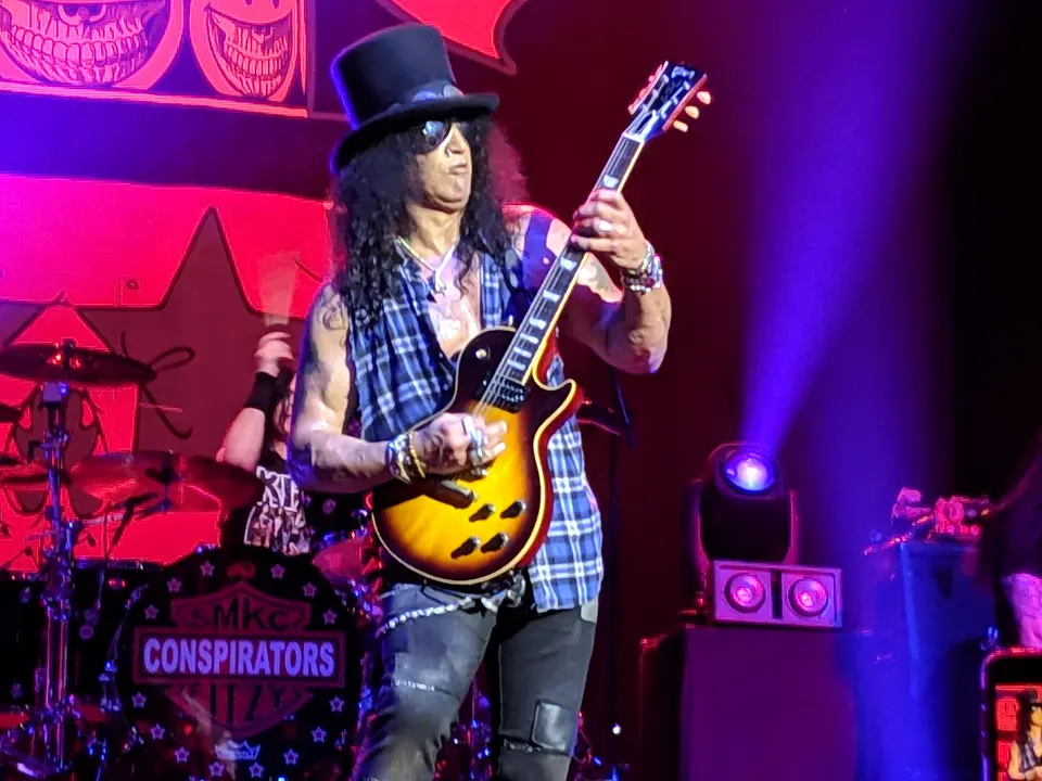 Slash devant la batterie des Conspirators