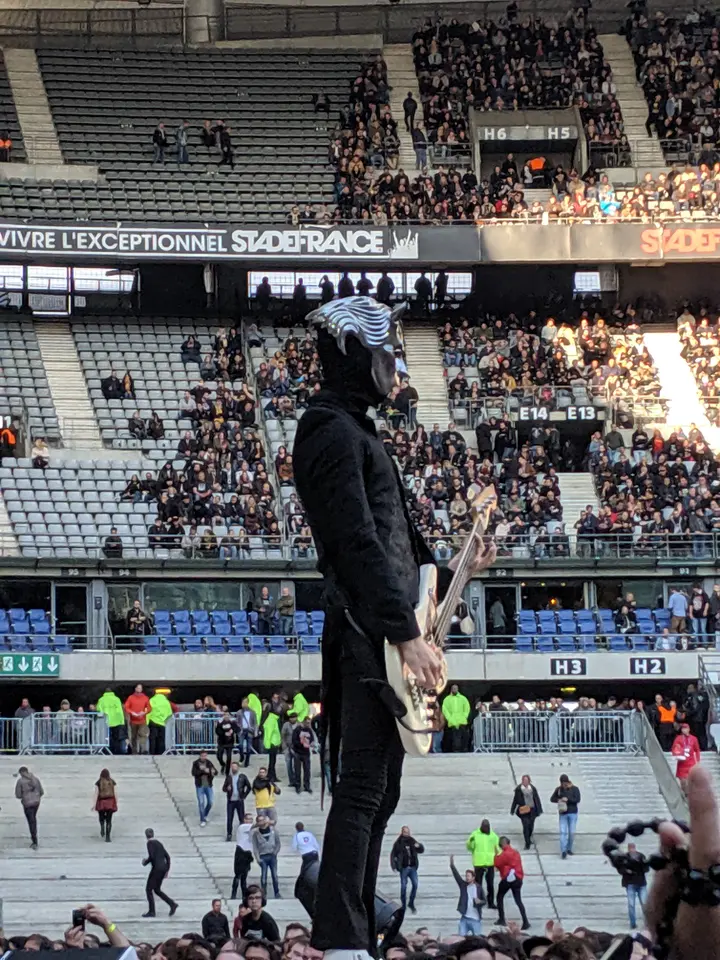 Une goule de Ghost, basse en main