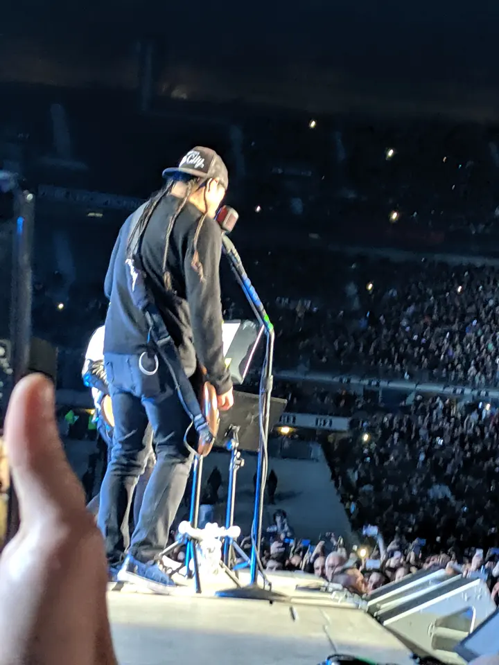 Au micro, casquette vissée