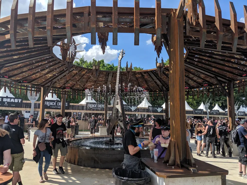 Kiosque et fontaine sous le soleil