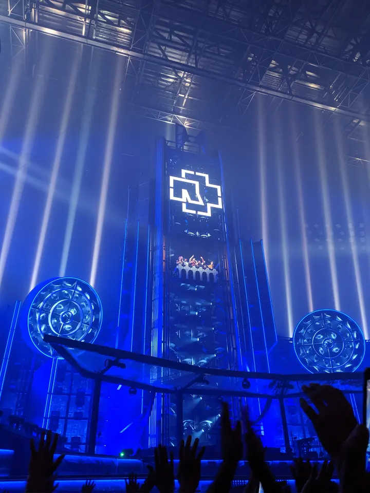 La tour Rammstein en bleu