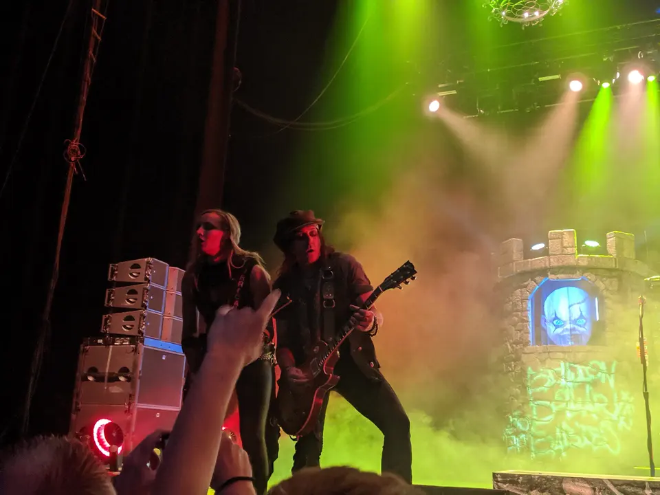 Billion Dollar Babies, cornes levées