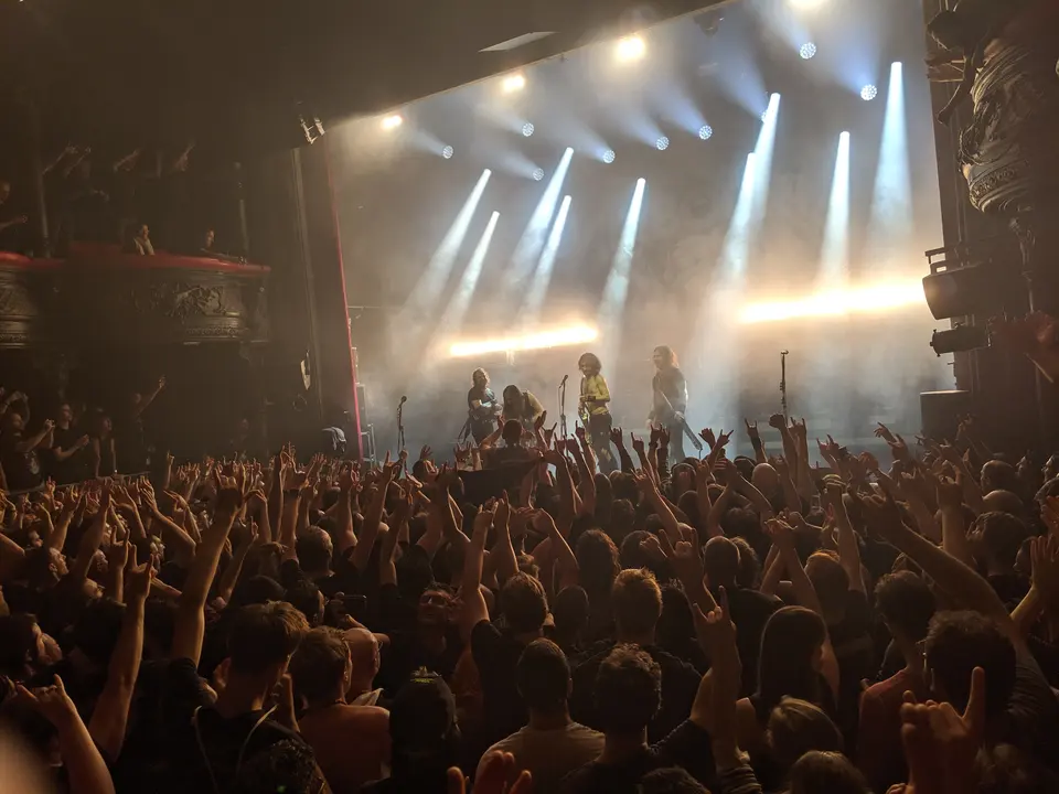 Final lumineux, toute la Cigale debout