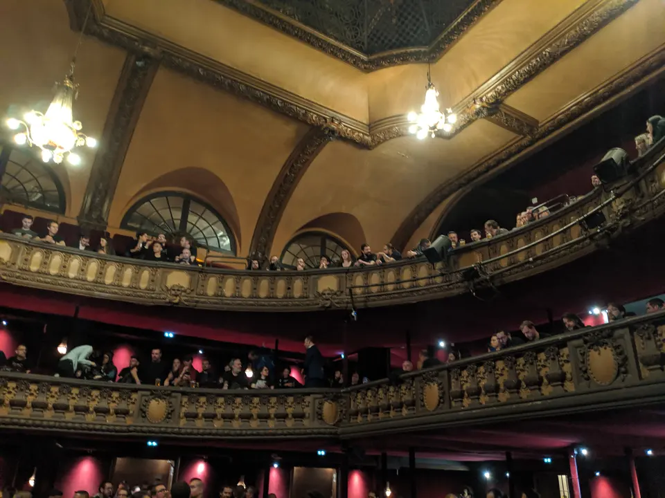 Balcons et lustres du Trianon