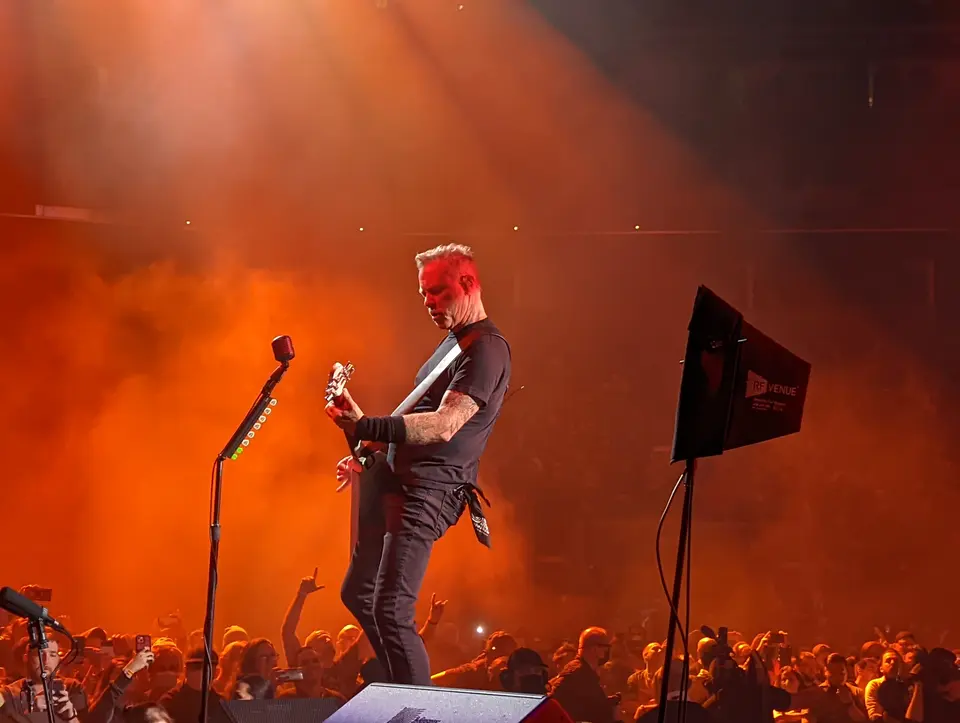 Hetfield dans la fumée orange