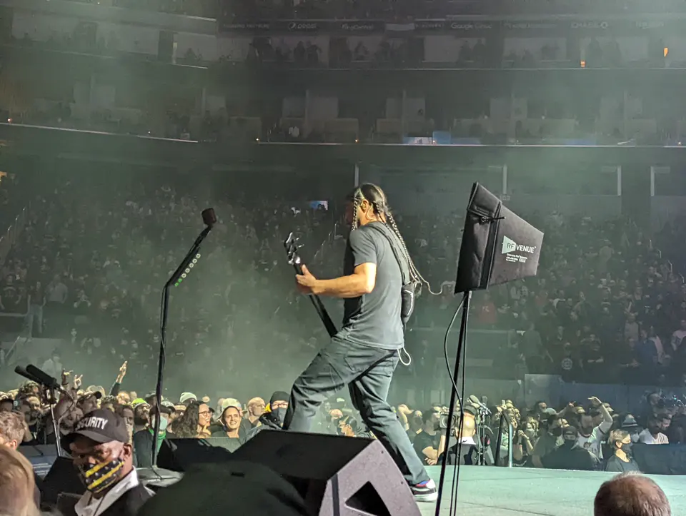Rob Trujillo au bord de la scène