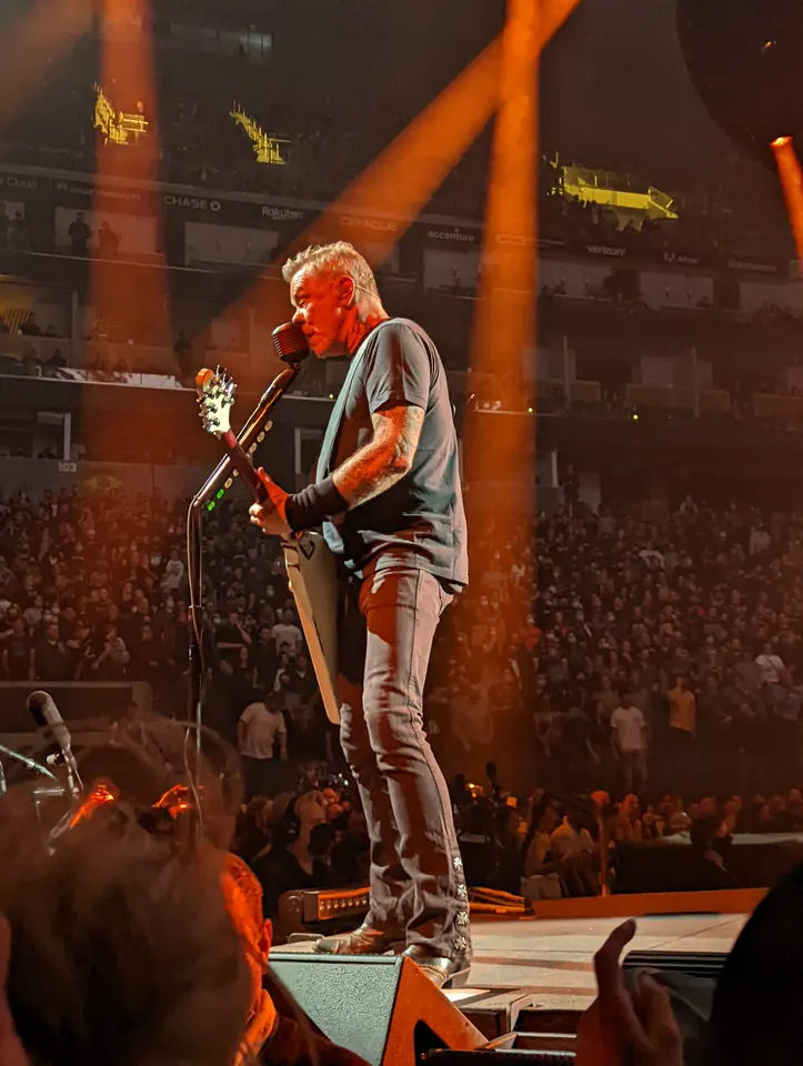 James sous les faisceaux orange