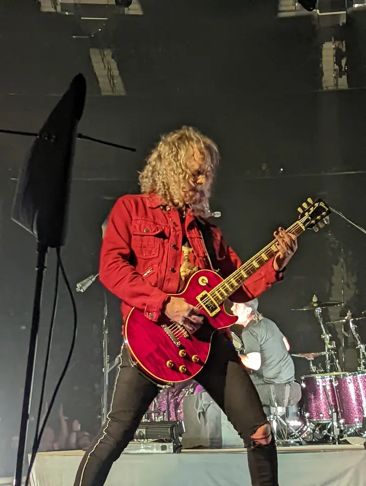 Kirk en veste rouge, en plein solo