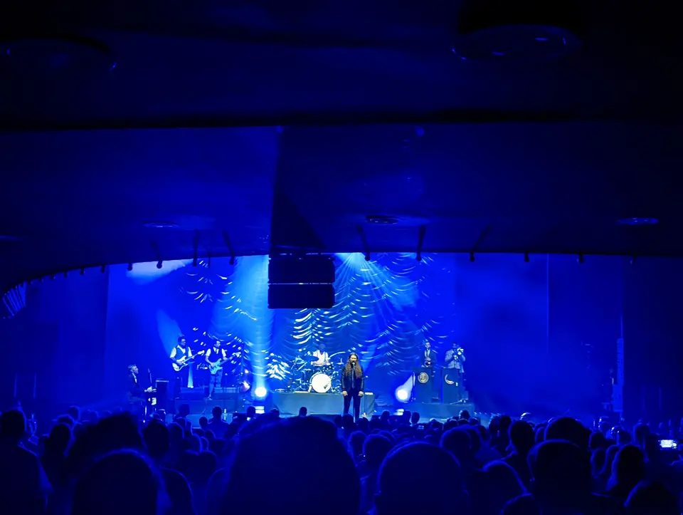 Fin de soirée, l'Olympia en bleu