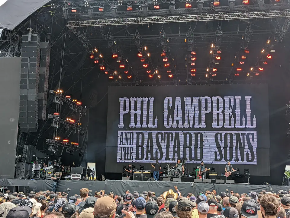 Phil Campbell joue Motörhead en plein jour