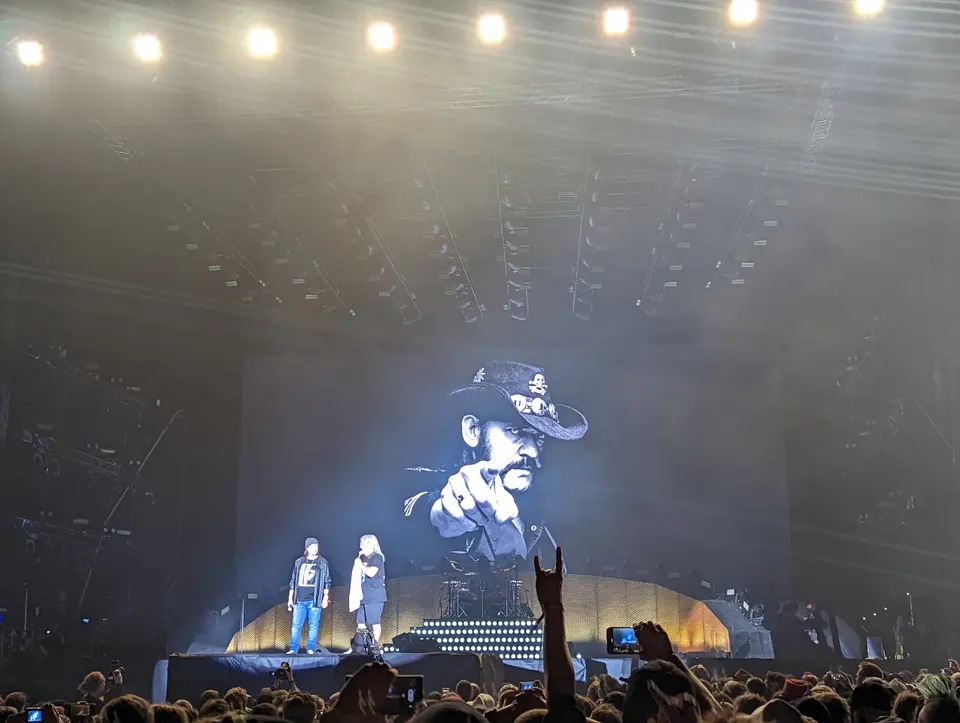 Lemmy sur l'écran, cornes levées