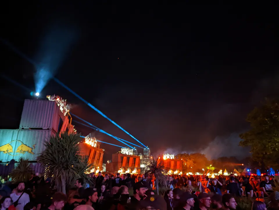 Lasers et flammes dans la nuit
